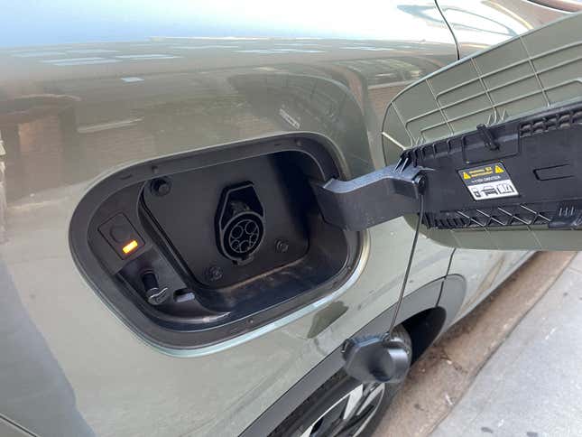 Imagen para el artículo titulado Los híbridos enchufables no funcionan del todo como transición a los coches eléctricos